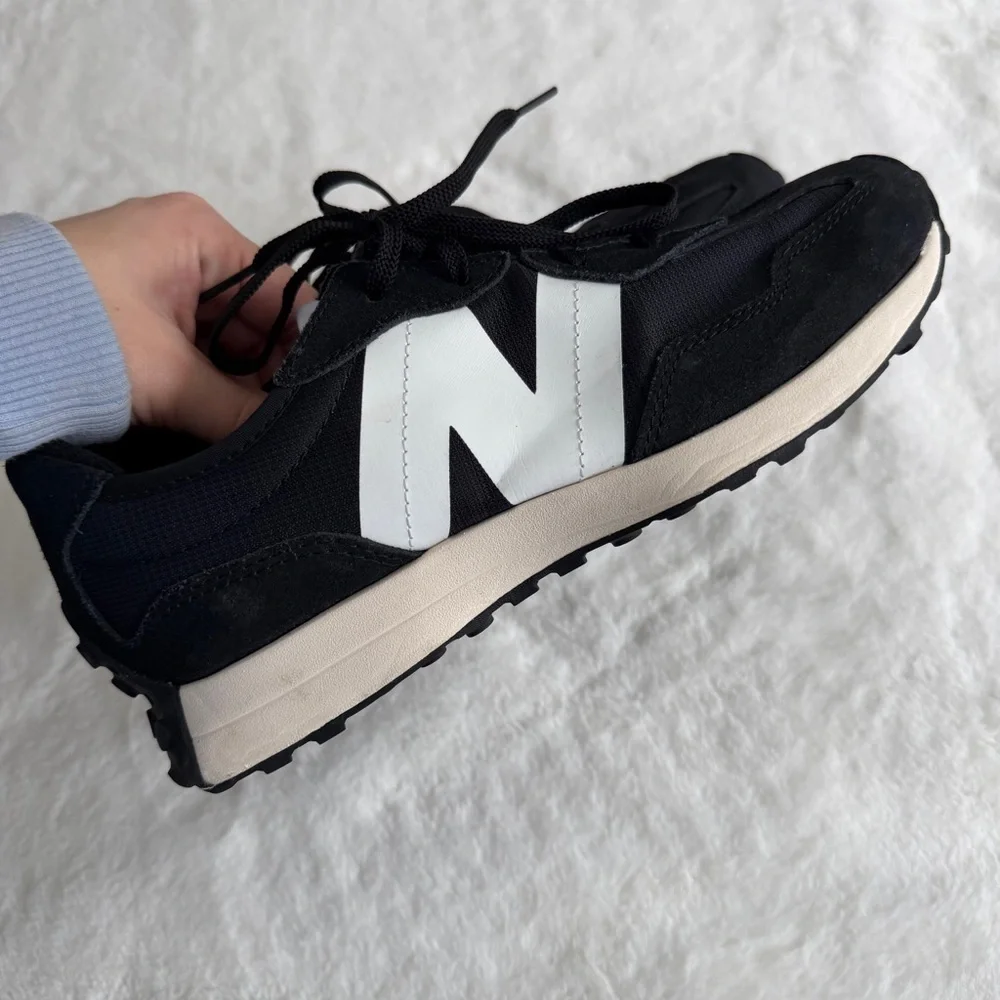 New Balance 327 Black White Boy’s Size 6